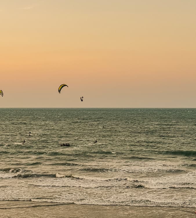 Pipas de kitesurf ao pôr do sol na praia do Preá