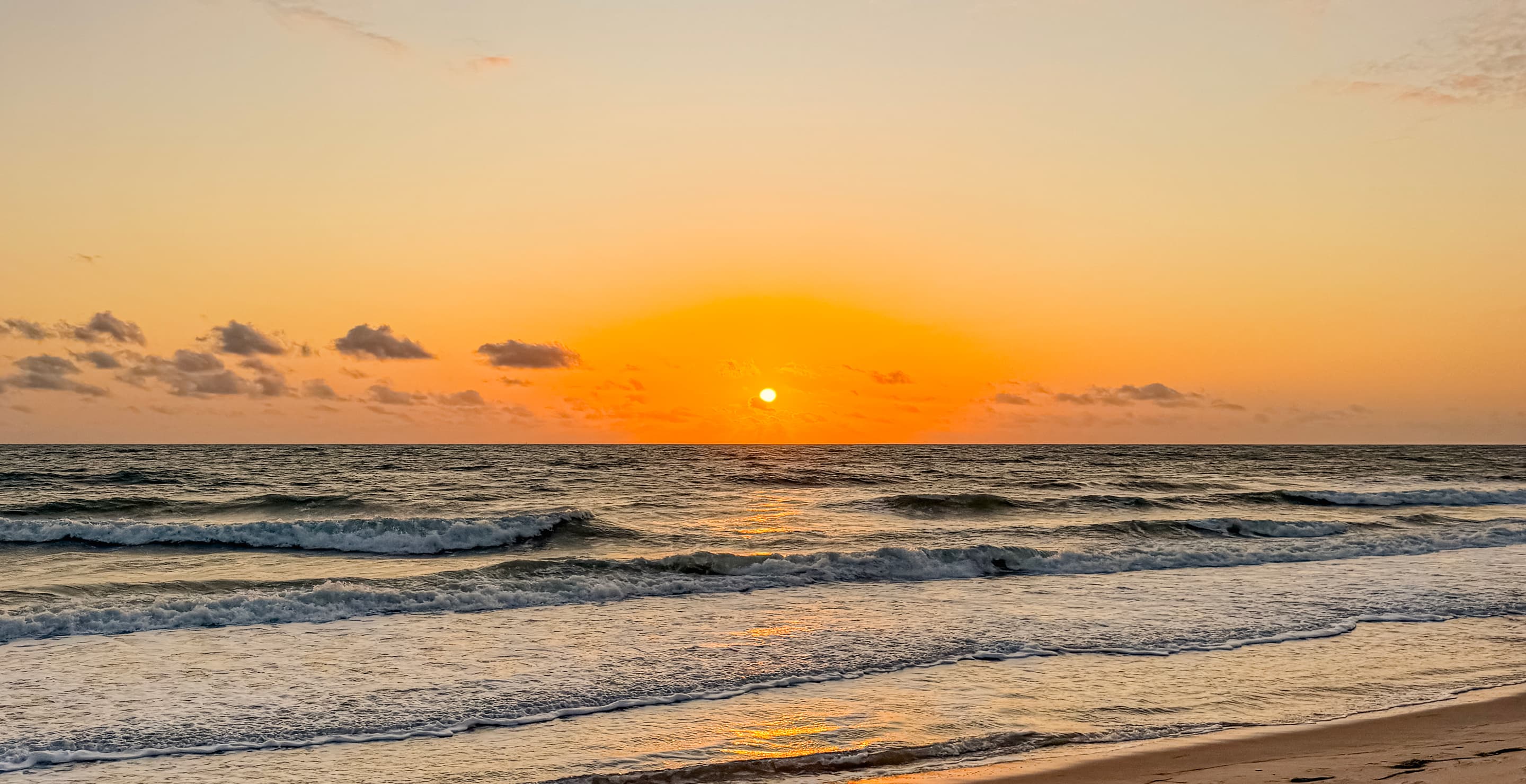 Pôr do sol sobre o mar visto da praia do Preá